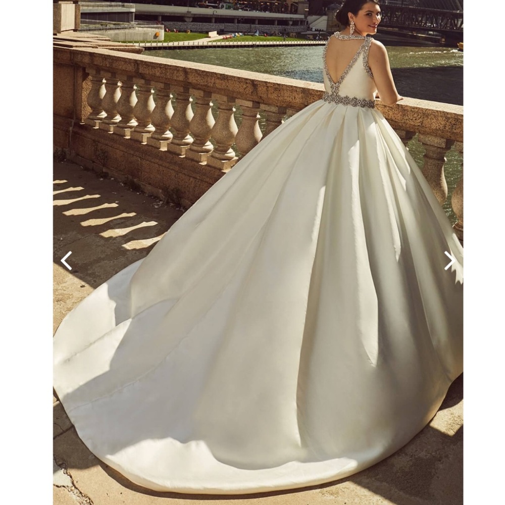 Elegant White Wedding Dress Size XS